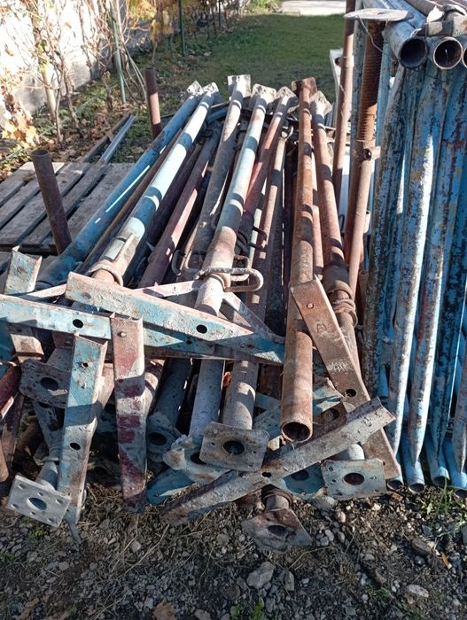 Popi metalici și teuri