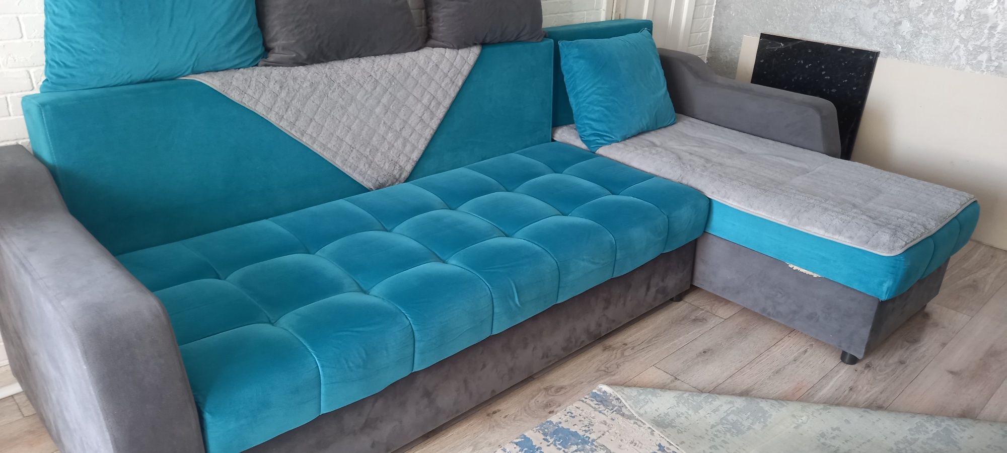 Продам угловой диван яркого цвета