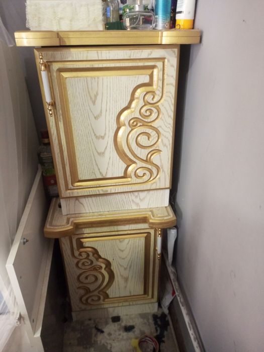 Spalni va ikkita tumbasi sotiladi