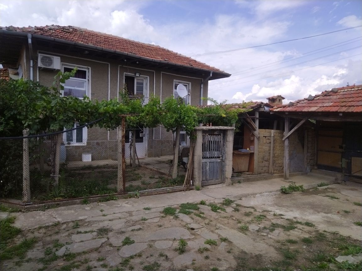 Продавам къща в с. Риш