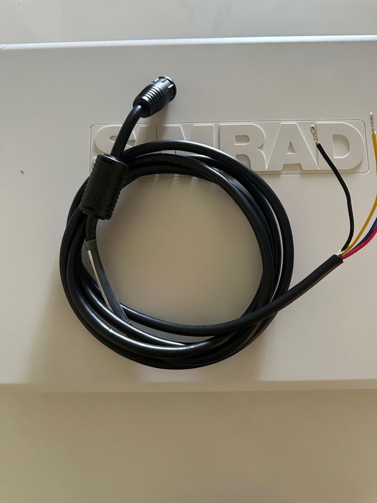 Елктронен диспплей индетифициран като Simrad NSS12 evo2