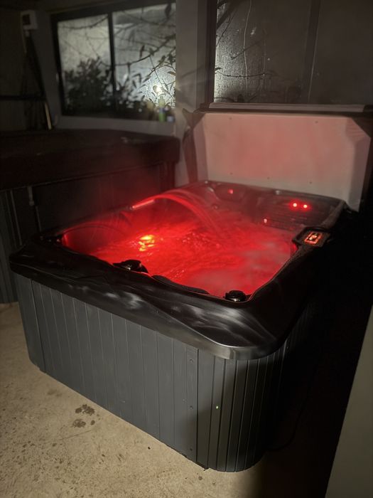 Jacuzzi 3 persoane whirlpool ciubar piscinia