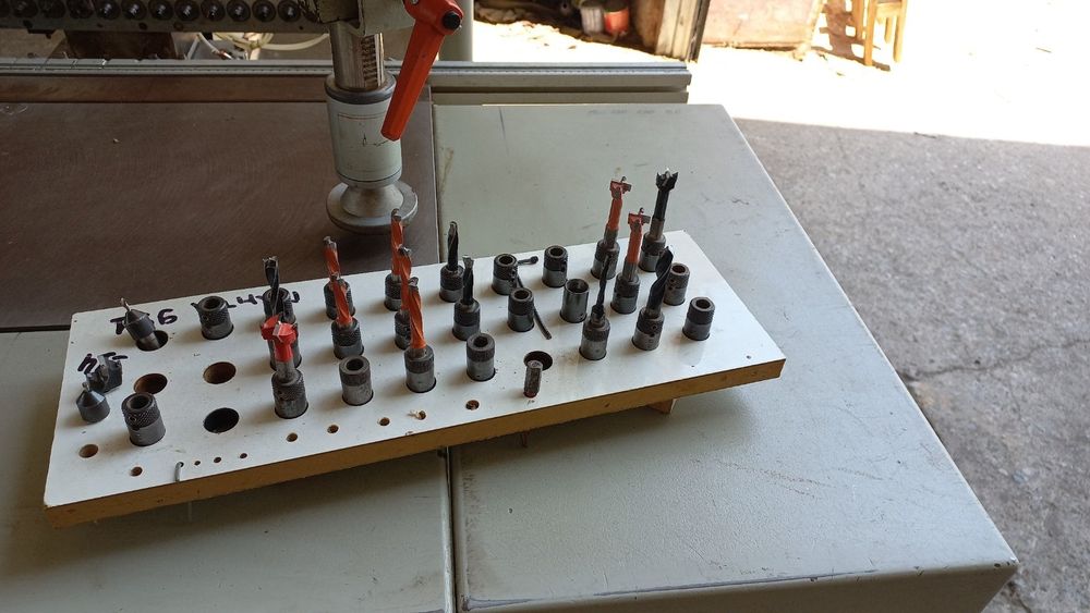 многошпинделна пробивна машина с 21 шпиндела +3 шпиндела за панти VITA