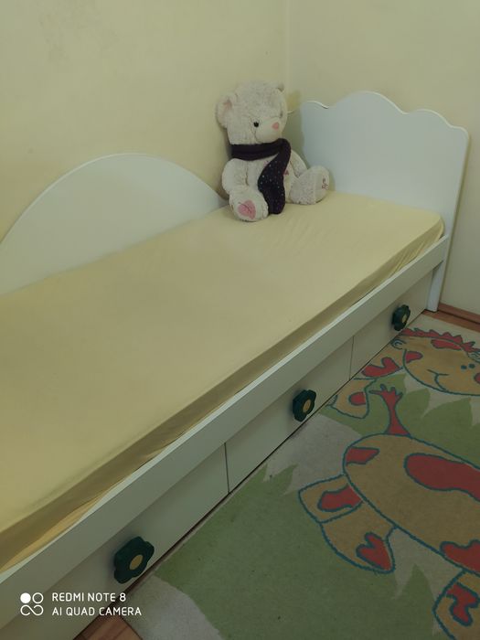 Pat, dulap camera copii și covor
