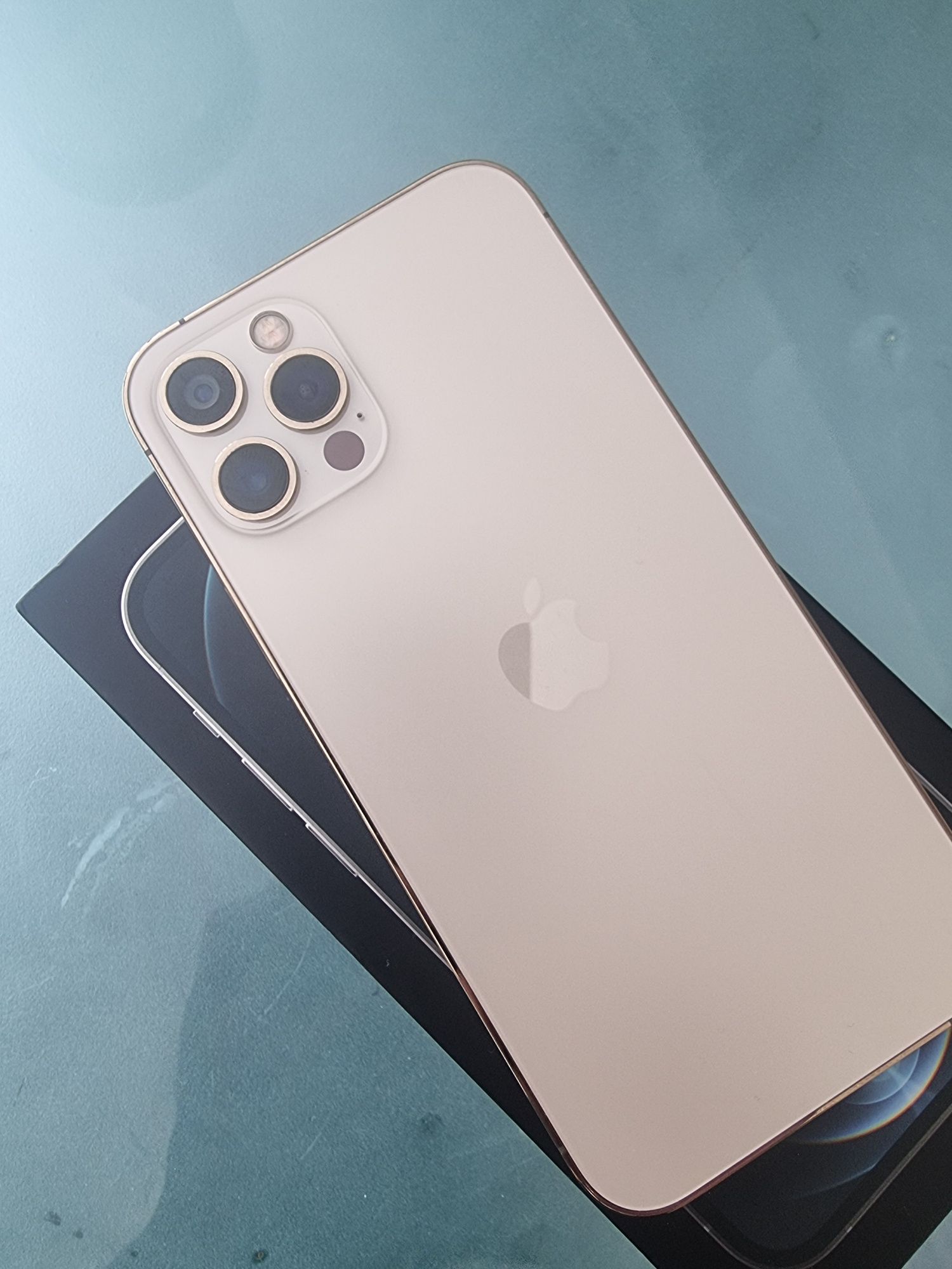 Продавам  iphone 12 pro 256GB