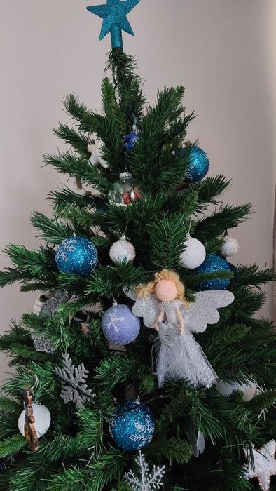 Brad artificial pentru Crăciun fara ornamente