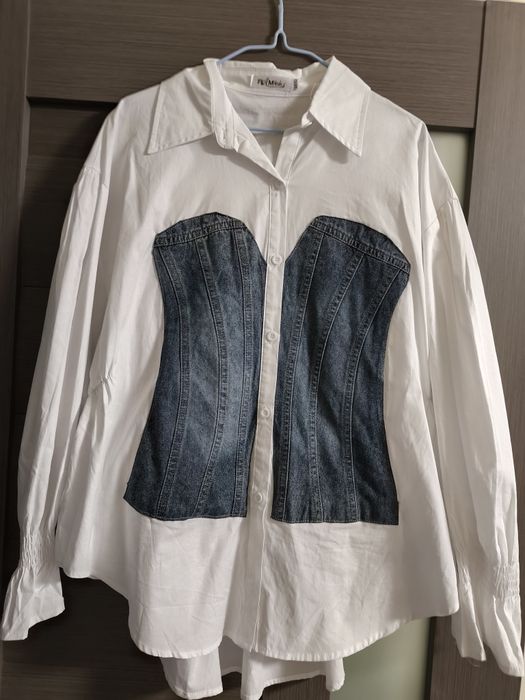 Cămașa albă cu fețe de blues jeans