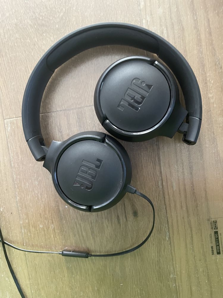 JBL компактни слушалки