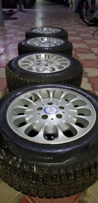 Продам комплект дисков с резиной на мерседес