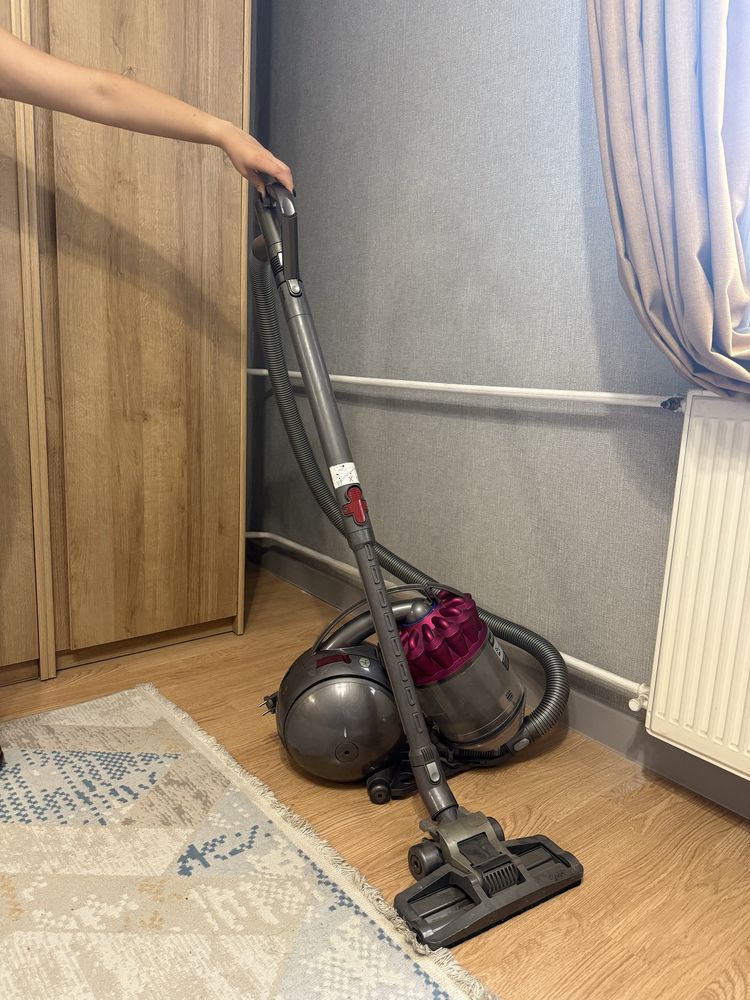 Пылес dyson в отличном состоянии,все работает,очень мощный