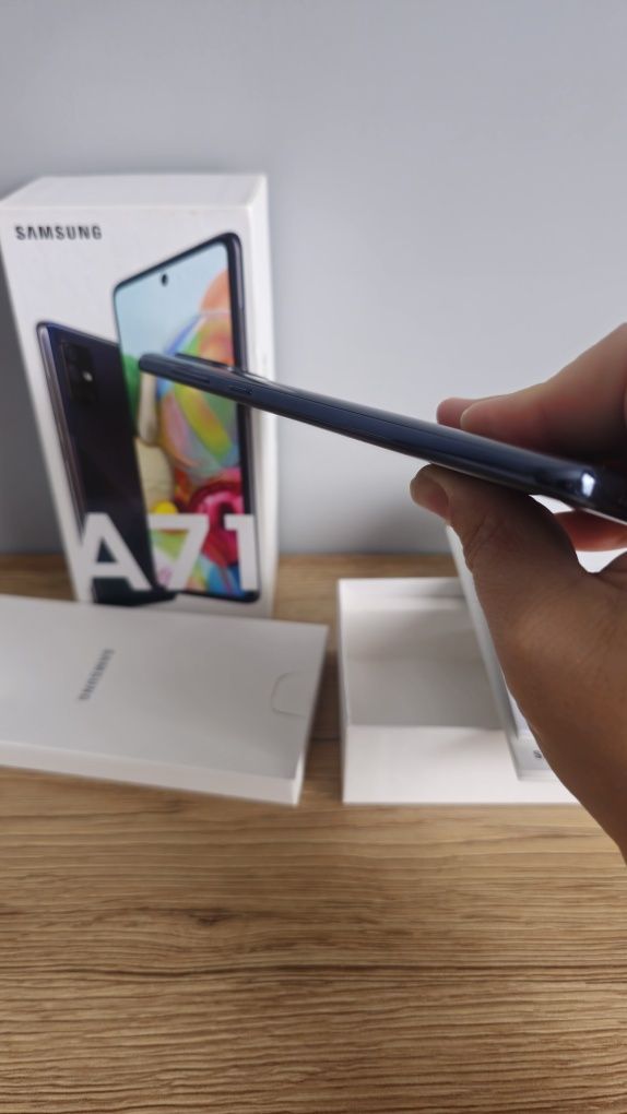 Samsung Galaxy A71 Перфектен с документи и подарък слушалки и кейс