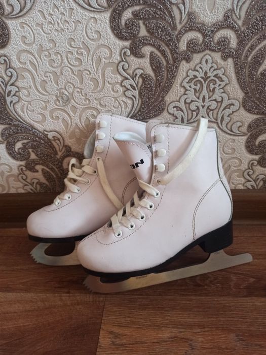 Продам коньки фигурные