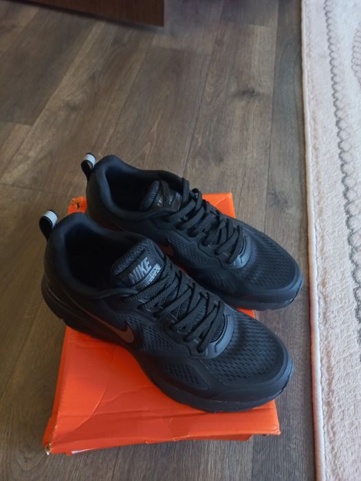 Продам новые кроссовки