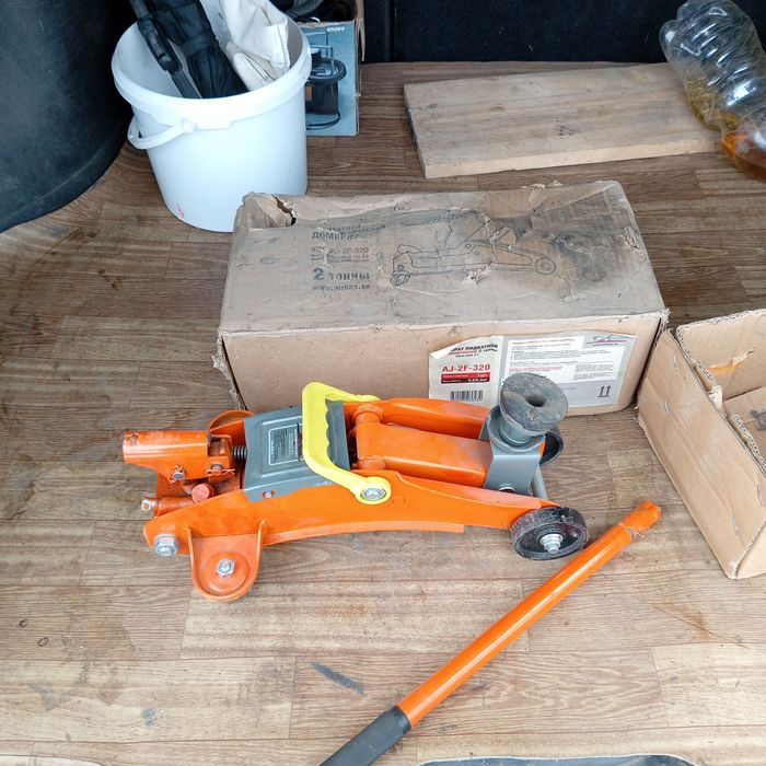 Домкрат подкатной