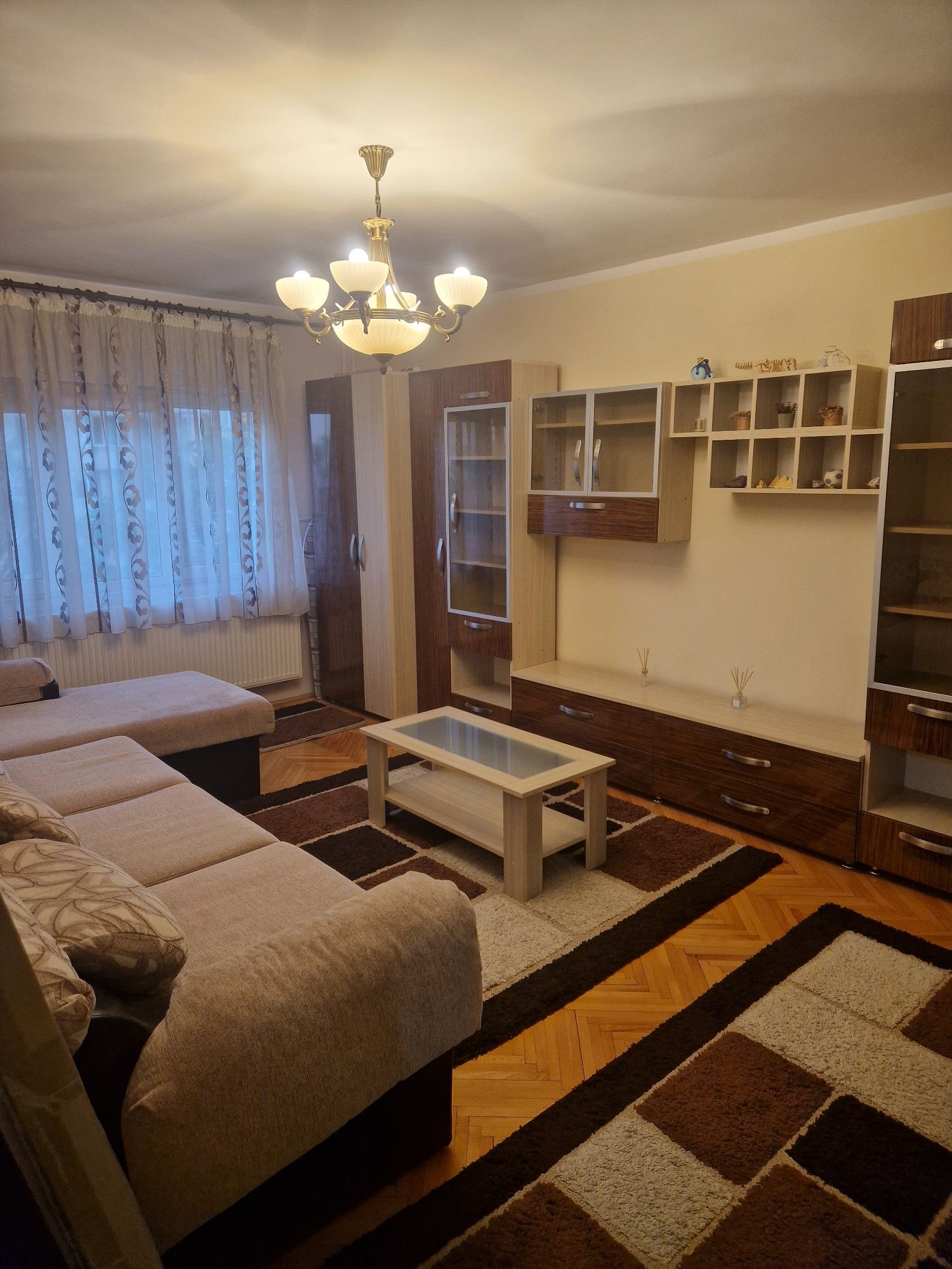 Inchiriez apartament