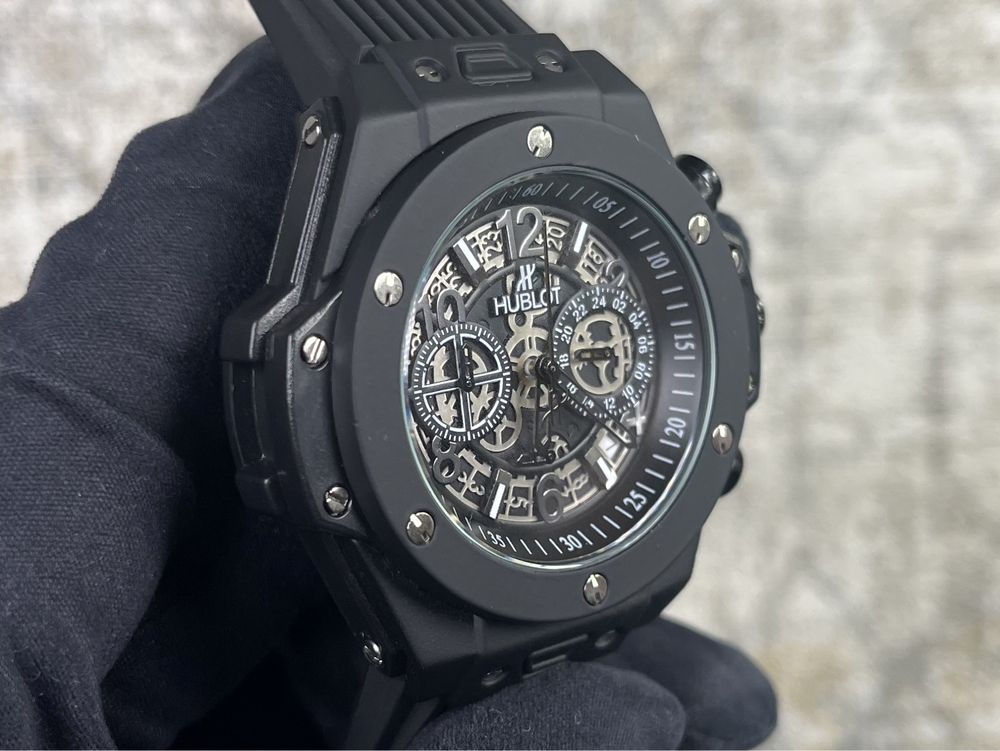 Часовник Hublot В черно