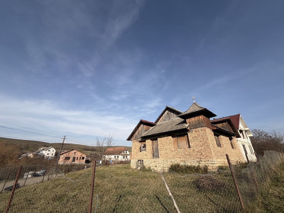 Casă cu teren de vânzare