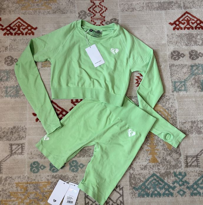 Дамски спортен екип за фитнес и йога.