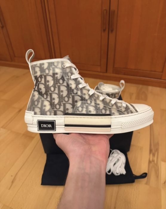 Dior B23 High-Top Sneakers, modelul iconic cu print Oblique.