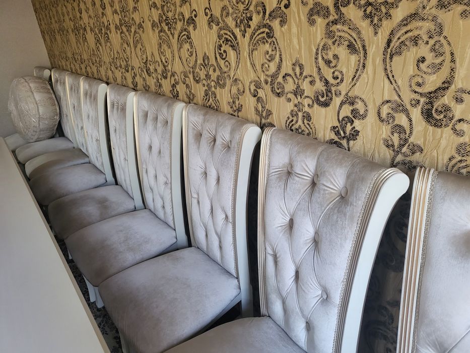 Мебель для гостиной,  стол и 12 стульев