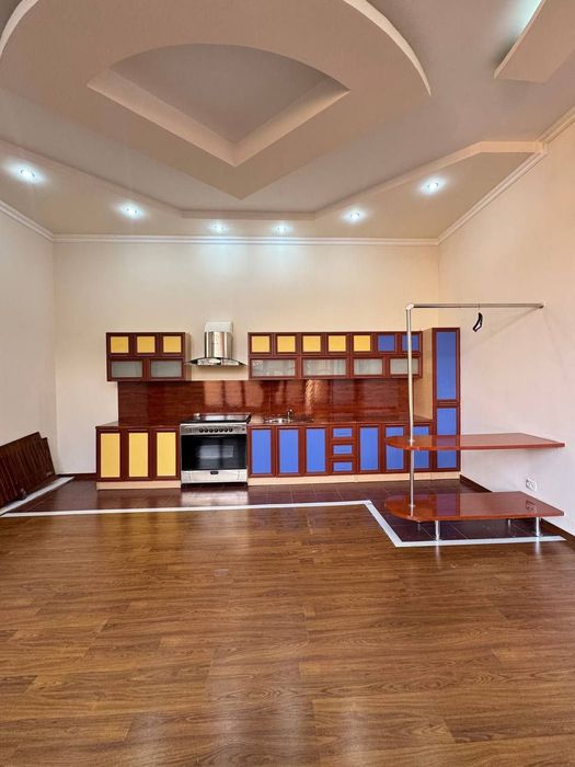 Продается дом 6 соток + помещение 250 м²