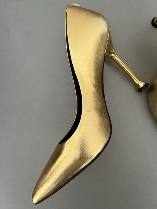 Златни обувки на висок ток Guess