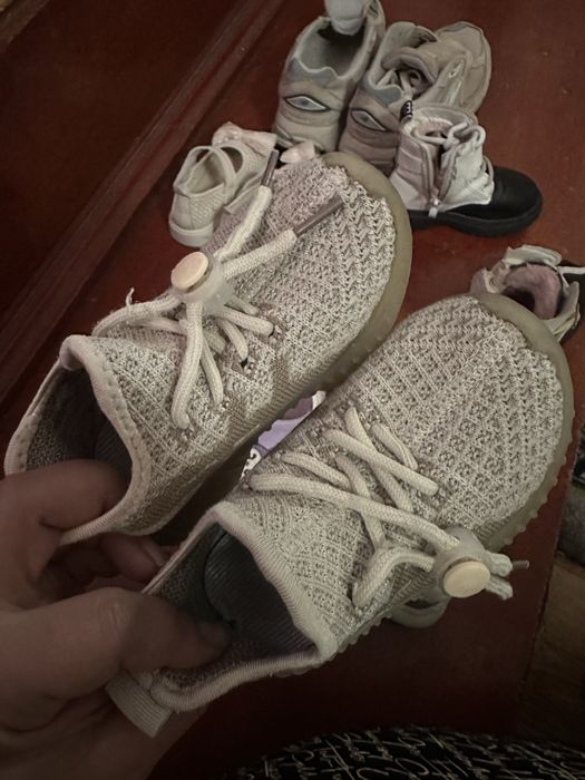 Обувь для ребенка 2-3 года и кроссовки 35-36 размера