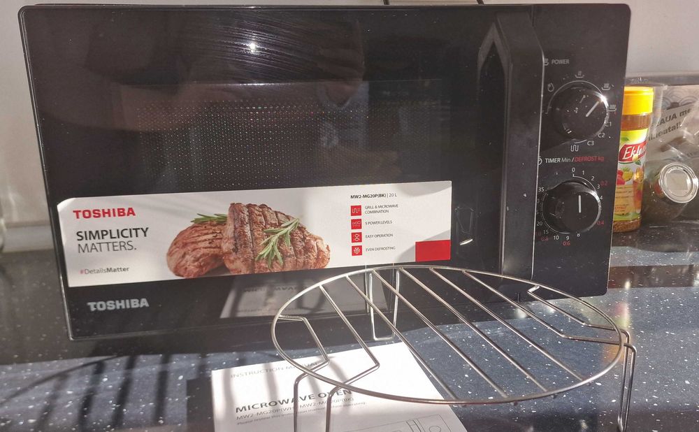 Cuptor cu microunde Toshiba 20L cu Grill, 800W, ca nou