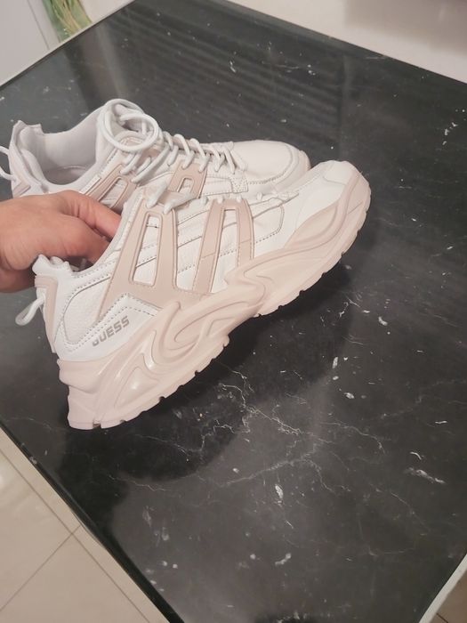 Обувки на Guess запазени