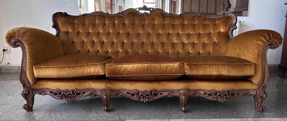 Canapea cu structura din lemn masiv de nuc