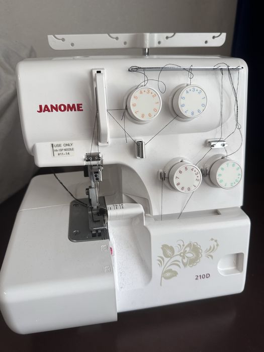 Продам оверлочную машину Janome