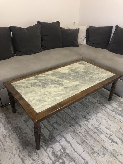 Холна маса с мраморен плот