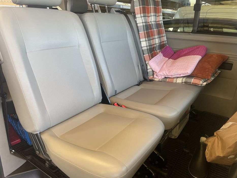 Bancheta 3 Locuri VW Caravelle Transportet T5 Tapiteria este din piele