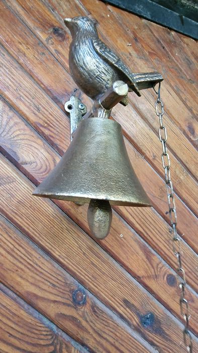 Чугунена камбана с декорация пиленце.