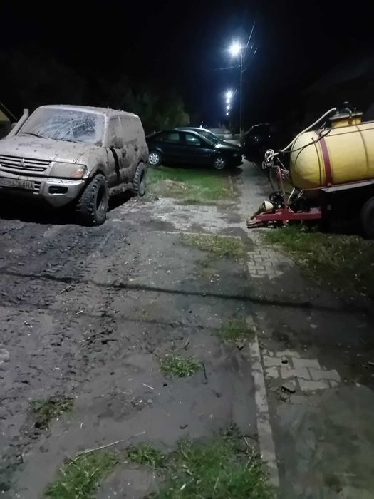 Vind Mitsubishi pajero cu mici probleme estetice și mecanice asigurare