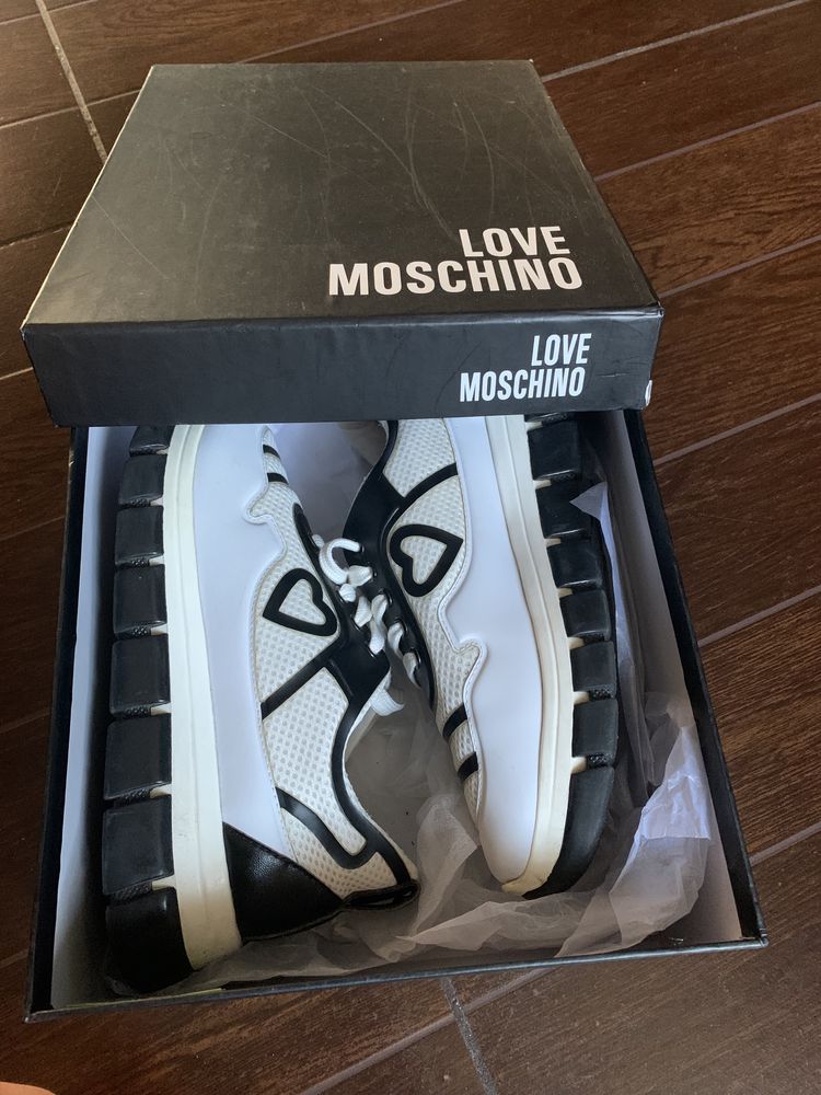 Sneakers Love Moschino