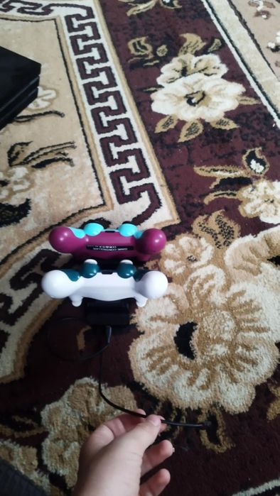 Vând PS 4 pro +FC 25 și 4 manete