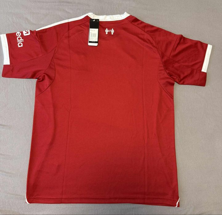 Футболни екипи на Liverpool. Екипите са от сезон 2025/2026.