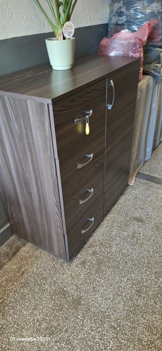 Шкафче за дрехи и книги.