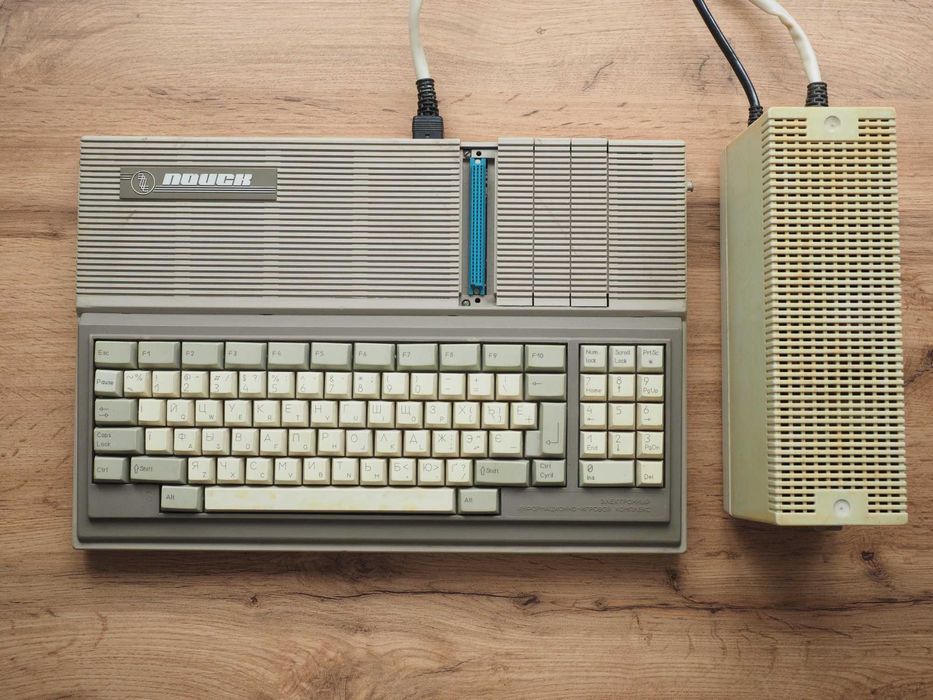 Calculator sovietic Poisk (IBM PC XT) cu unitate de alimentare, MS-DOS