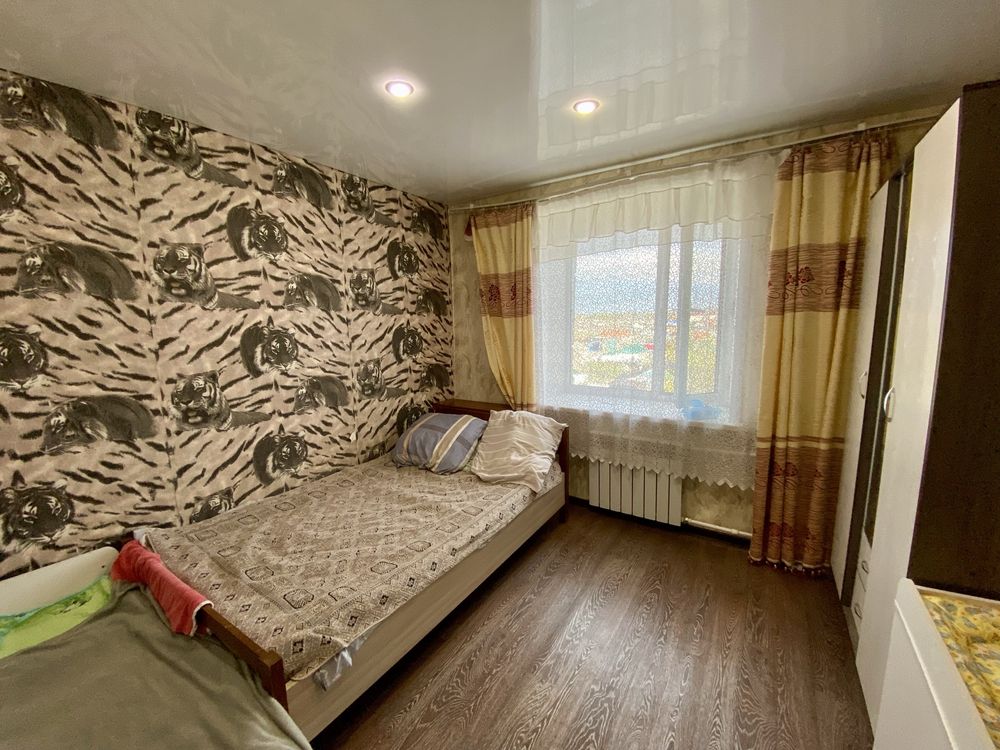 Продам большую 2-комн , 49 кв м , в кирпичном доме микр 1а , торг !