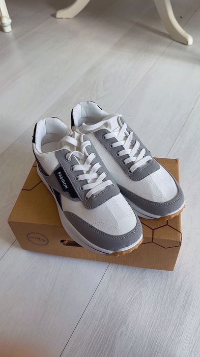 Продаются Новые кроссовки