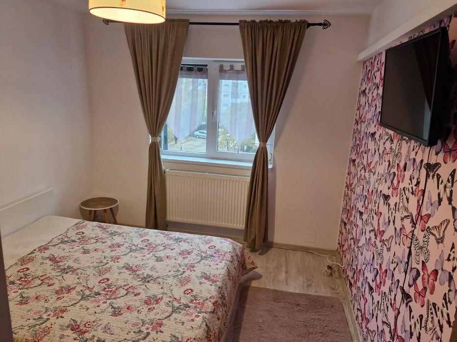 Închiriez apartament 4 camere