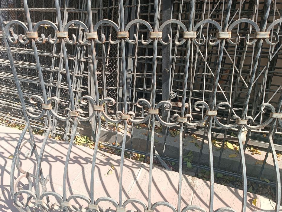 Продаю решетку на окно (1 шт)