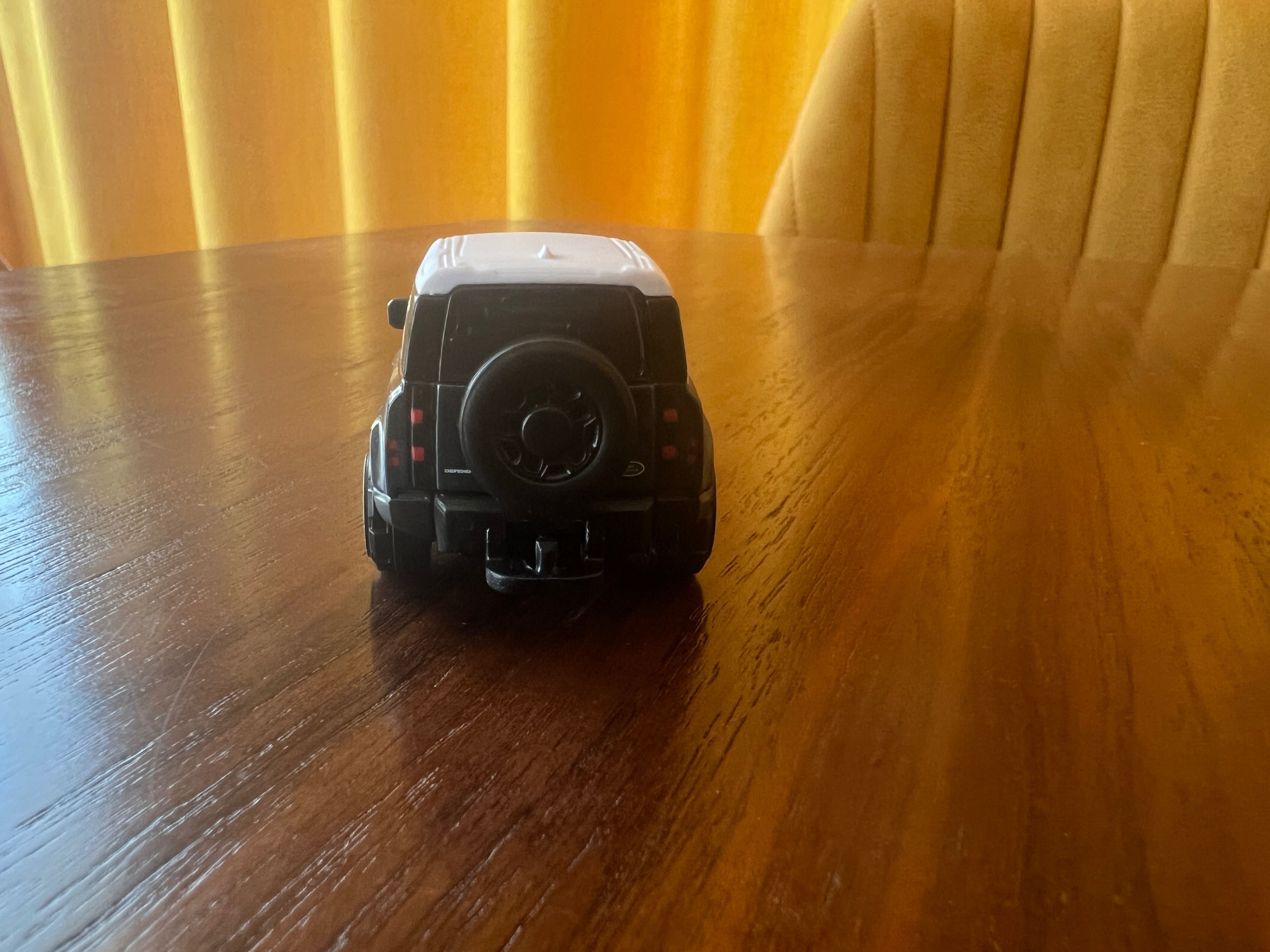 Lend Rover1/64 Defender