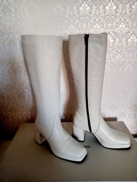 Продам  женские, осенние,  кожанные  сапоги, белого  цвета, производст