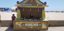 Stand pentru vânzare porumb fiert și porumb copt