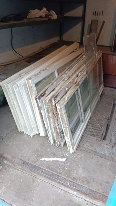 Отдам старые рамы окна