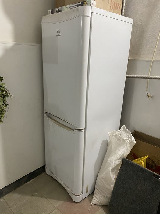 Продам холодильник indesit