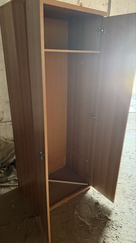 Шифонер 3 штуки, и один шкаф, самовывоз